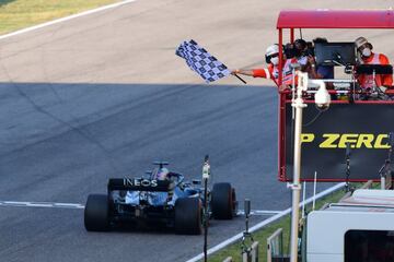 El piloto britnico de Mercedes, Lewis Hamilton, gana el Gran Premio de Frmula Uno de Toscana en el circuito de Mugello en Scarperia e San Piero el 13 de septiembre de 2020.