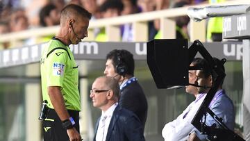 El árbitro Davide Massa revisa una jugada en el VAR.