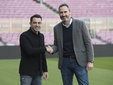 Xavi Hernández y Vicente Moreno en el  Camp Nou.