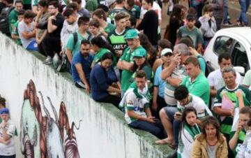 Los hinchas de Chapecoense lloran a sus jugadores.