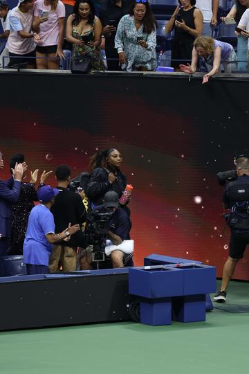 Serena Williams, apareci¨® en la Arthur Ashe como un superhero¨ªna, con una capa de lentejuelas doradas en mitad de un estruendo impresionante de los casi 24.000 espectadores que abarrotaron la pista de tenis m¨¢s grande del mundo.
