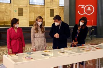 La Princesa Leonor, la vicepresidenta primera Carmen Calvo y el poeta y director del Instituto Cervantes, Luis García Montero, durante la visita al Instituto Cervantes. 