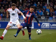 Chimy Ávila y Garrido pugnan por un balón.