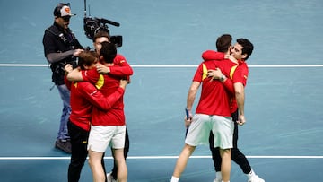 Tennis - Davis Cup - Final 8 - Spain v Czech Republic - SuperTennis Arena, Bologna, Italy - November 20, 2025 Spain's Marcel Granollers and Pedro Martinez celebrate with teammates after winning the doubles match against Czech Republic's Tomas Machac and Jakub Mensik to win the series REUTERS/Alessandro Garofalo