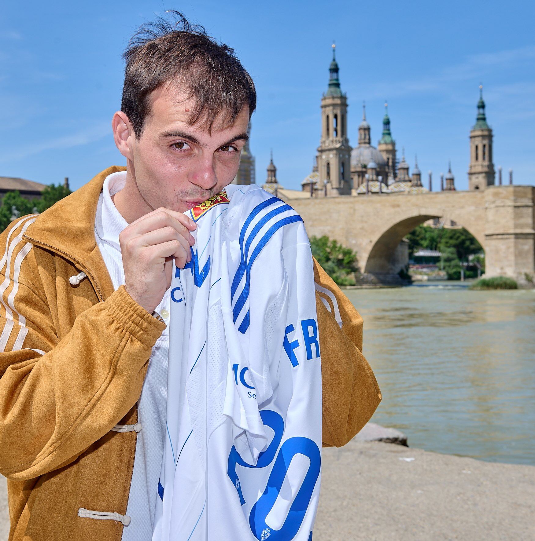 Francho besa el escudo del Real Zaragoza de la camiseta de su renovación hasta 2030 con el Pilar al fondo.