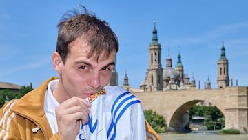 Francho besa el escudo del Real Zaragoza de la camiseta de su renovación hasta 2030 con el Pilar al fondo.