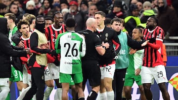 Soccer Football - Champions League - Knockout Phase Playoff - Second Leg - AC Milan v Feyenoord - San Siro, Milan, Italy - February 18, 2025 AC Milan and Feyenoord players clash after the match REUTERS/Daniele Mascolo