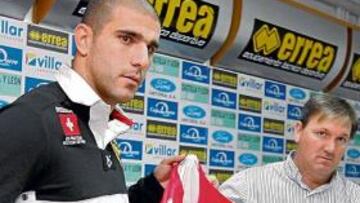 <b>REGRESO. </b>El futbolista andaluz fue presentado en la mañana de ayer por tercera vez como jugador del equipo soriano.