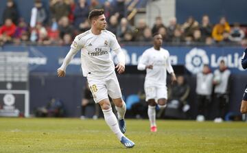 El jugador del Real Madrid, Jovic, marca el definitivo 1-4 al Osasuna. 