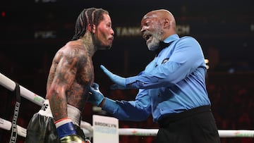 Gervonta Davis es avisado por el árbitro Steve Willis en su pelea con Lamont Roach Jr.