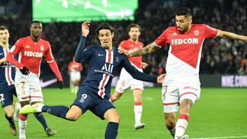 Paris Saint-Germain's Uruguayan forward Edinson Cavani fights for the ball against Monaco's Chilean defender Guillermo Maripan during the French L1 football match between Paris Saint-Germain and AS Monaco at the Parc des Princes stadium in Paris