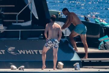 El tenista espa?ol se recupera de su lesi車n abdominal, que le oblig車 a abandonar el Grand Slam brit芍nico, en las aguas de la isla balear a bordo de un barco y rodeado de amigos.