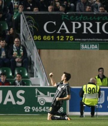 GRA226. ELCHE, 21/12/2014.- El centrocampista del Málaga Ignacio Camacho celebra el gol marcado al Elche, durante el partido de la decimosexta jornada de Liga de Primera División disputado esta tarde en el estadio Martínez Valero. EFE/Manuel Lorenzo