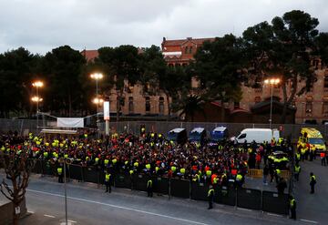 Varios centenares de seguidores radicales del Olympique Lyon se han concentrado en la plaza Artós de Barcelona desde donde se dirigirán al Camp Nou para presenciar el partido de vuelta de octavos de final de la Liga de Campeones donde los franceses se enfrentarán al FC Barcelona.