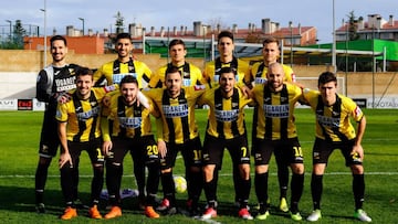 Los jugadores del Portugalete, en la previa de un partido de Tercera División.
