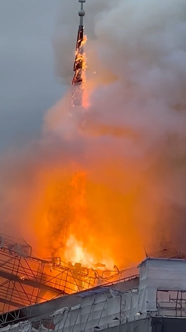 Børsen fire: When was the Copenhagen stock exchange built and what material was it made of?