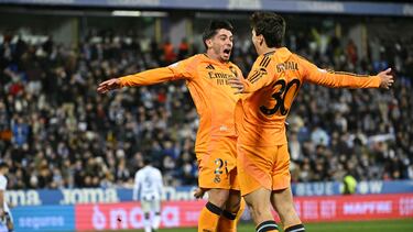 Gonzalo Garcia celebra un gol con Brahim Diaz.