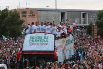 El Córdoba festeja el ascenso con su afición