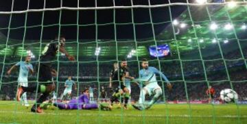 Borussia Moenchengladbach - Barcelona. Gol de Piqué