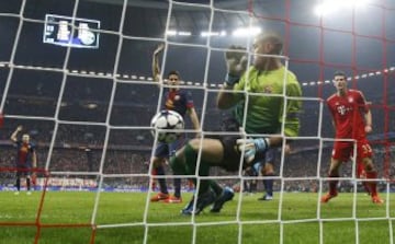 El Barcelona cayó en 2013 (7-0 en el total de la eliminatoria) en las semifinales de Champions ante el Bayern de Heynckes. En la imagen Valdés no puede detener el lanzamiento de Thomas Muller.