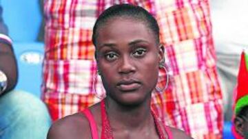 <b>¡Viva la Copa de África!</b> Y las africanas. Sólo mosquea su terno, en plan azulgrana o así. Preguntamos, pero no: pura casualidad. Es más: la moza es madridista y se quedó así de seriecita cuando se enteró de que el Madrid había palmado en San Mamés, momento en que la retratamos. ¡Calma, amiga! Vendrán tiempos mejores.