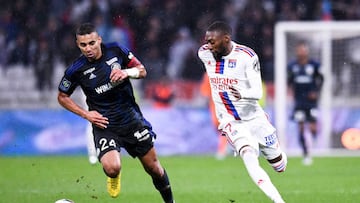 Karl Toko Ekambi y Alexander Djiku pugnan por el balón durante el partido entre el Olympique de Lyon y el Estrasburgo del pasado 14 de enero.