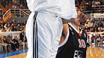 <b>ESTELAR.</b> Fotsis puso en pie a los espectadores con sus mates.