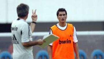<b>ÓRDENES. </b>Mourinho, ayer dando instrucciones a Sahin.