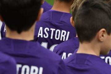 Children from both teams wear football jerseys number 13 to pay tribute to late Fiorentina's captain Davide Astori on March 11, 2018 before the Italian Serie A football match Fiorentina vs Benevento at the Artemio Franchi stadium in Florence. 
Italian pla
