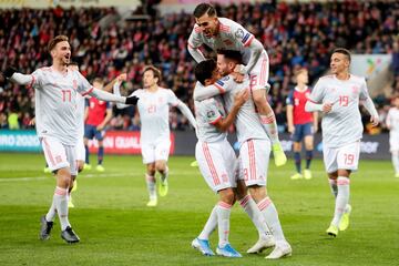 Spain's midfielder Saul Niguez celebrates scoring the opening goal with his teammates during the Euro 2020 qualifying football match Norway v Spain in Oslo, Norway on October 12, 2019. (Photo by Tore Meek / various sources / AFP) / Norway OUT