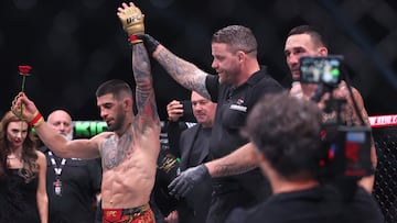 Ilia Topuria tras su victoria ante Max Holloway.