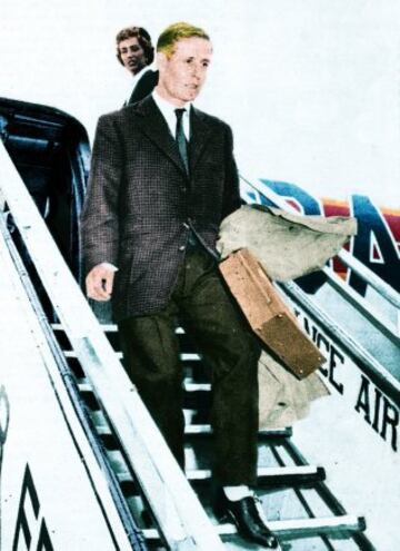 Raymond Kopa, a su llegada a Madrid para la firma de su contrato con el Real Madrid, al que se vincularía por tres temporadas.