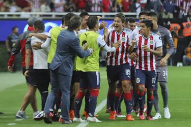 Matías Almeyda felicita a sus jugadores luego de haber marcado el primer gol.