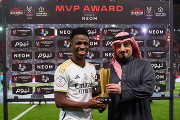 Vinicius recibe el MVP de la final de la Supercopa de España.