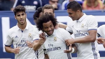 Marcelo es abrazado por sus compañeros.