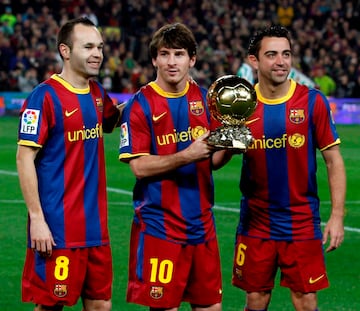 El Barcelona impresionó bastante bajo la dirección de Pep Guardiola y todo gracias a la aparición del tridente formado por Xavi, Andrés Iniesta y Lionel Messi. En 2010 los tres son finalistas del Balón de Oro.
