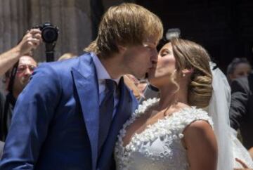 Iván Rakitic, centrocampista del FC Barcelona y de la selección de Croacia, junto a su esposa, la sevillana Raquel Mauri, tras casarse hoy en la parroquia del Sagrario de la Catedral de Sevilla