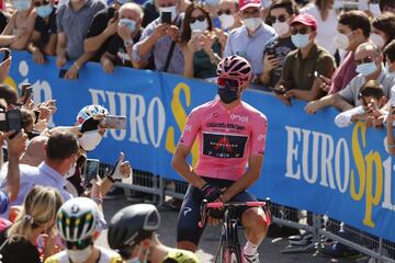El ciclista italiano Filippo Ganna con el maillot rosa.