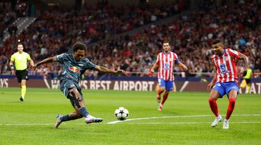 En el minuto 4, Openda llegó en carrera al ára del Atlético de Madrid y chutó con fiereza, pero su balón lo despejó Oblak.