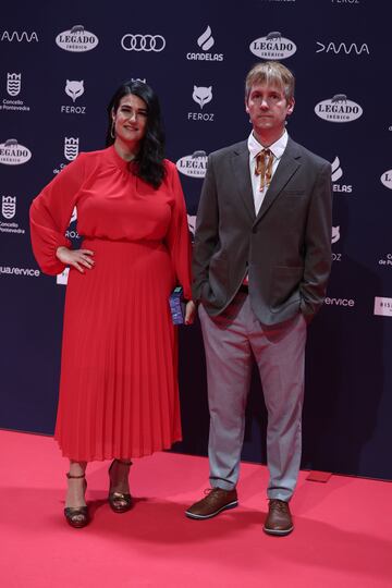 El director de cine Enrique Buleo y la directora de fotgrafa Gina Ferrer posan en la alfombra roja de los Premios Feroz 2025.