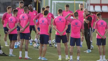 Paco Jémez dando instrucciones a sus jugadores.