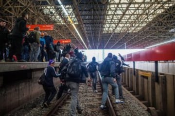 Una huelga de los empleados del sistema de metro de Sao Paulo agravó este jueves el caos de tránsito. El Movimiento de Trabajadores Sin Casa marchó hacia el estadio de la inauguración.