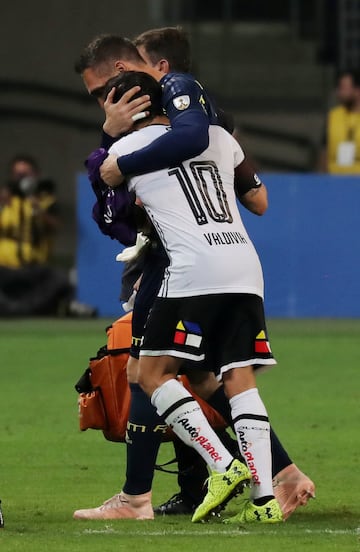 Soccer Football - Copa Libertadores - Palmeiras v Colo Colo - Allianz Parque, Sao Paulo, Brazil - October 3, 2018   Palmeiras' Fernando Prass with Colo Colo's Jorge Valdivia after the match             REUTERS/Paulo Whitaker