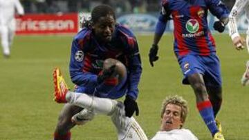 <b>TITULAR. </b>Coentrao comete una falta a Oliseh. Fue el jugador del partido que más faltas hizo (cinco).