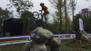 Una participante española compite en la jornada de este jueves en los Mundiales de Ciclismo Urbano de Chengdu.