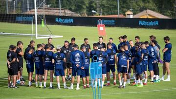 Toni Mohamed charla con los jugadores antes del inicio del entrenamiento en A Madroa el día despues de haber perdido con el Girona.