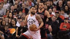 Fred VanVleet, base de Toronto Raptors, ante Zach LaVine, de los Chicago Bulls.