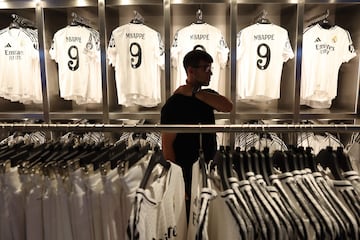 Venta de la camiseta de MBappé con el Real Madrid.