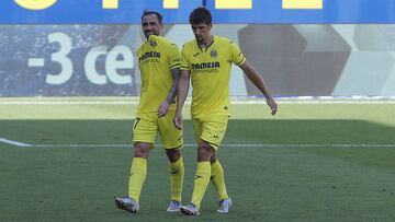 Alc&aacute;cer y Gerard, goleadores del Villarreal ante el Valencia.