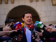 El candidato del PP a la reelección como presidente en la Junta de Castilla y León, Alfonso Fernández Mañueco, atiende a los medios tras ejercer su derecho al voto, a 15 de marzo de 2026, en Salamanca, Castilla León (España). Los castellanoleoneses están llamados hoy a las urnas para elegir a los 82 procuradores que compondrán el parlamento autonómico.
15 MARZO 2026 ELECCIONES AUTONÓMICAS
Manuel Ángel Laya / Europa Press
15/03/2026